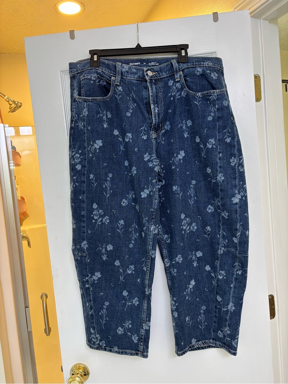 Old Navy Dark Blue Floral Barrel Capri Jeans. Size 16, fits like 14.